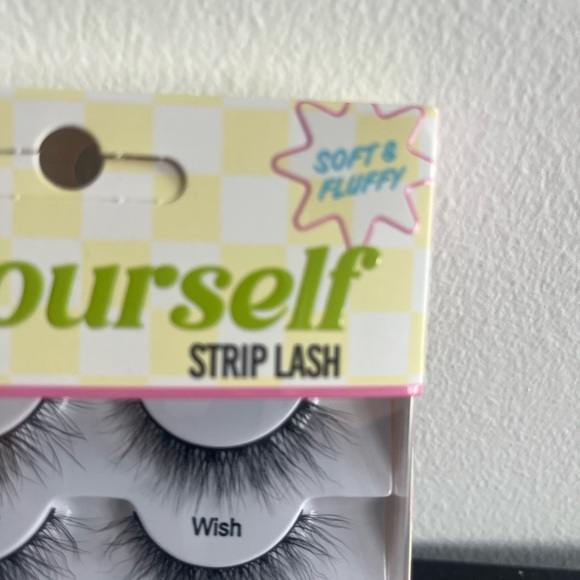 LASHES - Picture 2 of 4